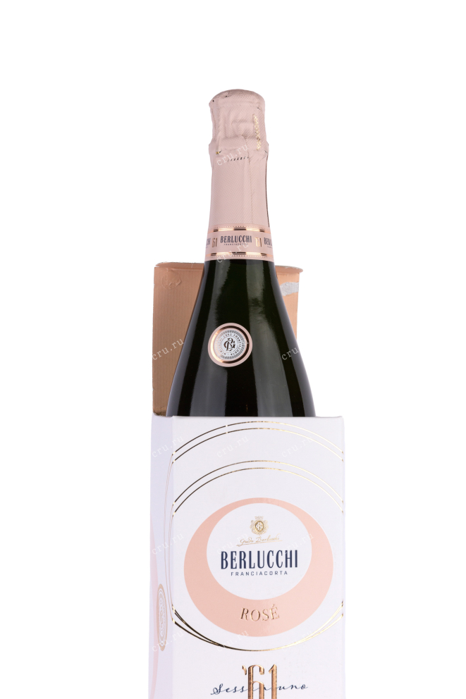 В подарочной коробке Berlucchi 61 Franciacorta Rose gift box 2019 0.75 л