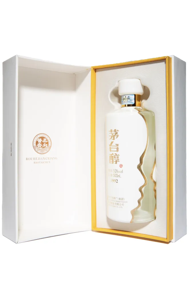 В подарочной коробке Moutai Chun 0.5 л