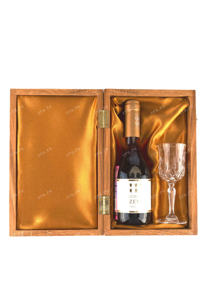 В подарочной коробке Dobogo Tokaji Aszu 5 Puttonyos gift box + glass 2010 0.25 л