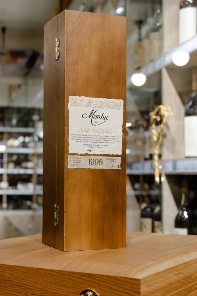 В магазине Крю Профи Monluc 1998 0.7 л