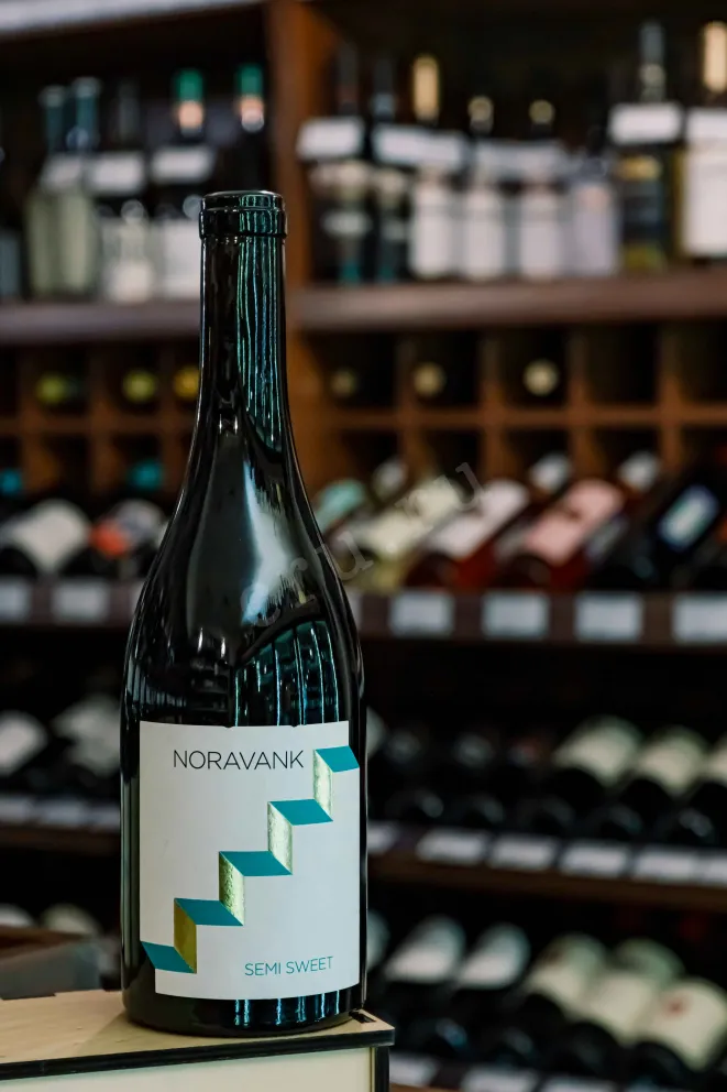 В магазине Крю Профи Noravank Red Semi-Sweet 2021 0.75 л