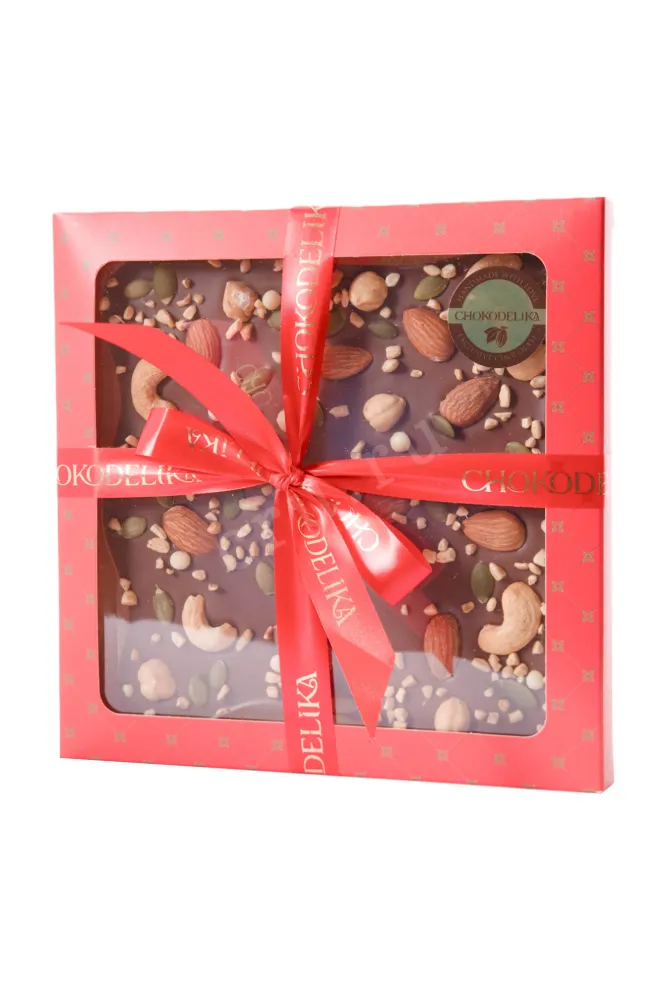 Шоколад Чокоделика "Ореховый фейерверк" молочный с украшением 180 г