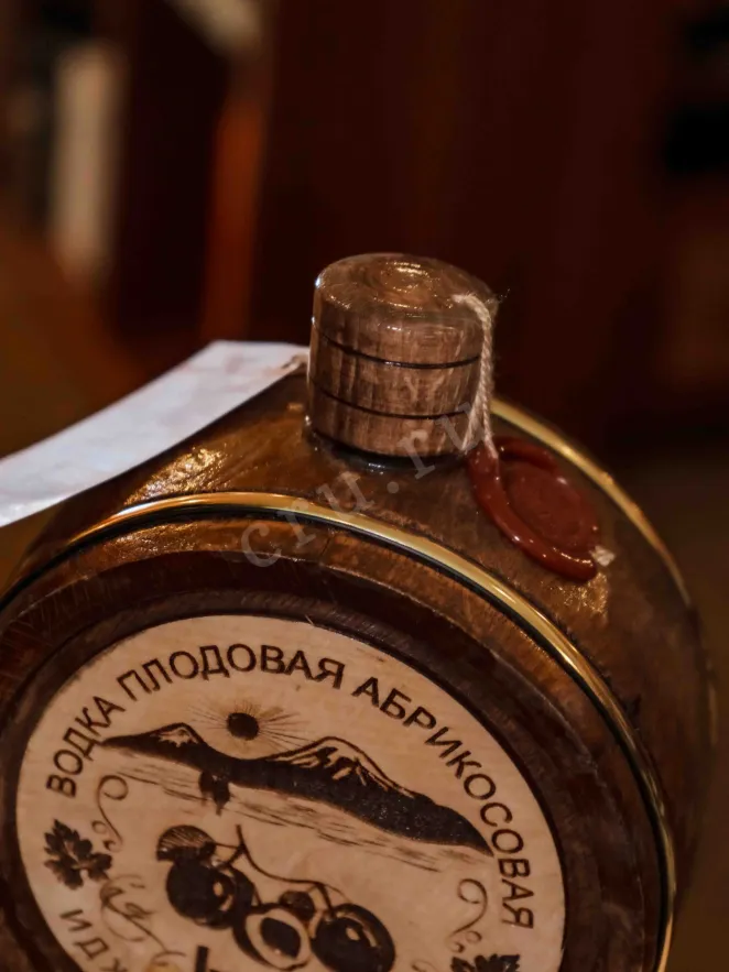 Пробка Ijevan Apricot in wooden barrel 0.7 л