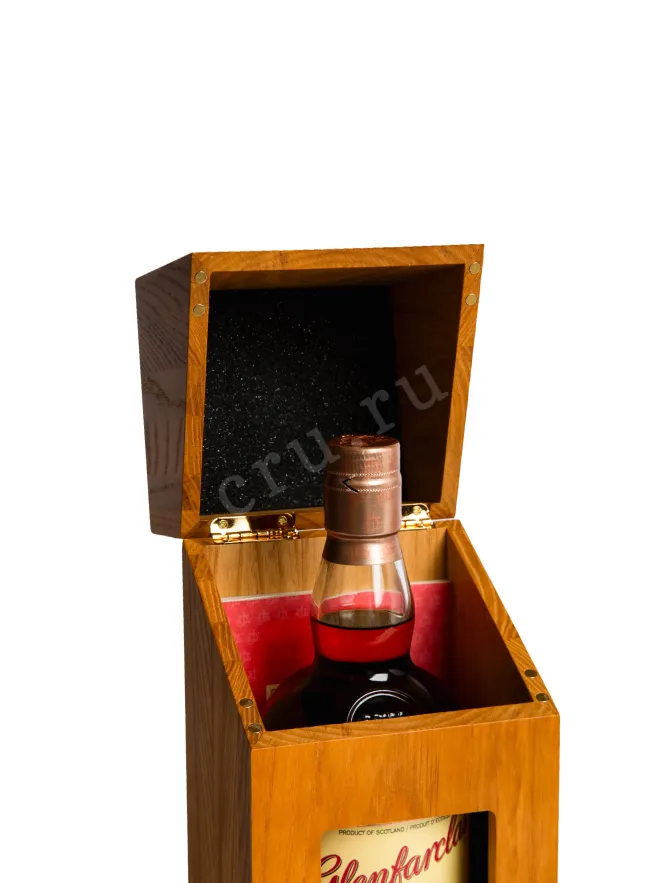 В деревянной коробке Glenfarclas Family Cask in gift box 2006 0.7 л