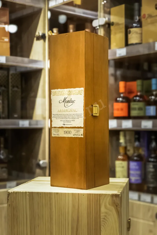 В магазине Крю Профи Monluc in wooden box 1900 0.7 л