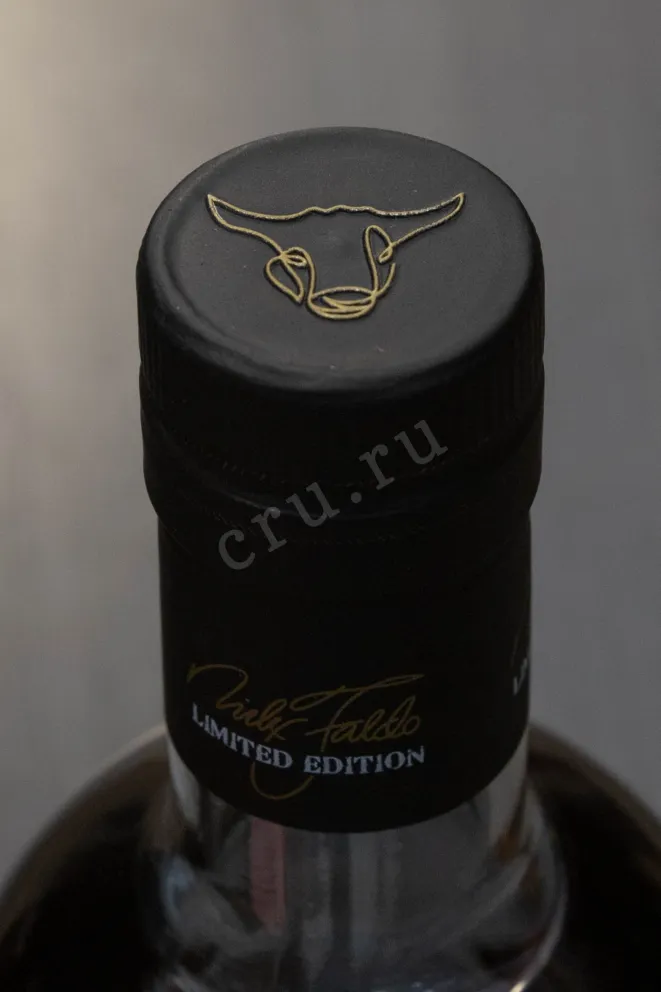 Пробка Black Bull Blended 30 years old with gift box 0.7 л