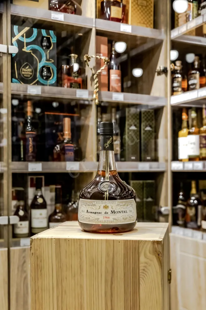 В магазине Крю Профи De  Montal 1966 0.7 л