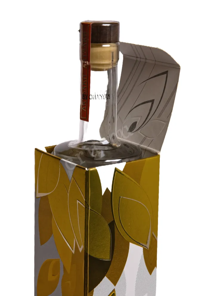 В подарочной коробке Спиртной напиток Арцах Кизиловый 50% 0,5л п/у Армения (скидки нет)