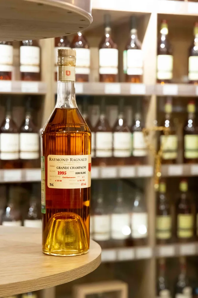 В магазине Крю Профи Raymond Ragnaud Millesime Grande Champagne in gift box 1995 0.7 л