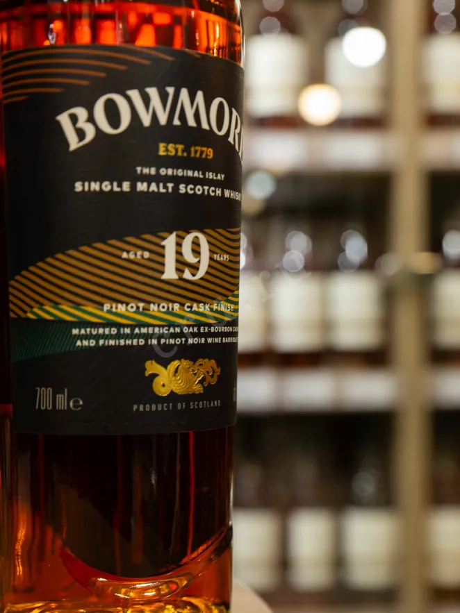 В магазине Крю Профи Bowmore Ex Bourbon & Pinot Noir 19 Years Old in gift box 0.7 л