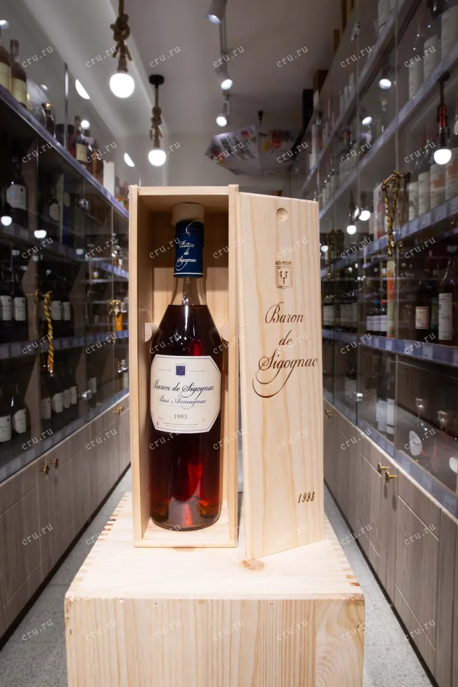 В магазине Крю Профи Baron de Sigognac wooden box 1993 0.7 л