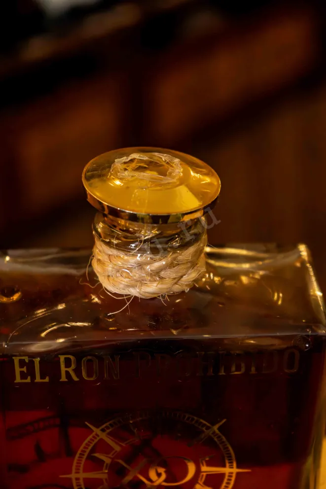 Пробка El Ron Prohibido XO in wooden barrel with 3 glasses 0.7 л