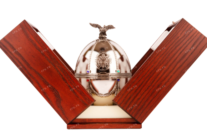 Водка Императорская Коллекция Супер Премиум Фаберже серебро деревянная коробка 0.7 в подарочной коробке