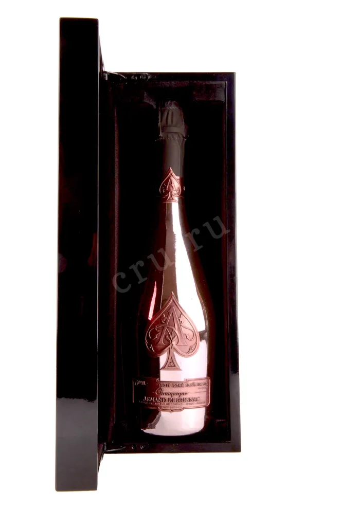 В подарочной коробке Armand de Brignac Rose Brut 2020 0.75 л