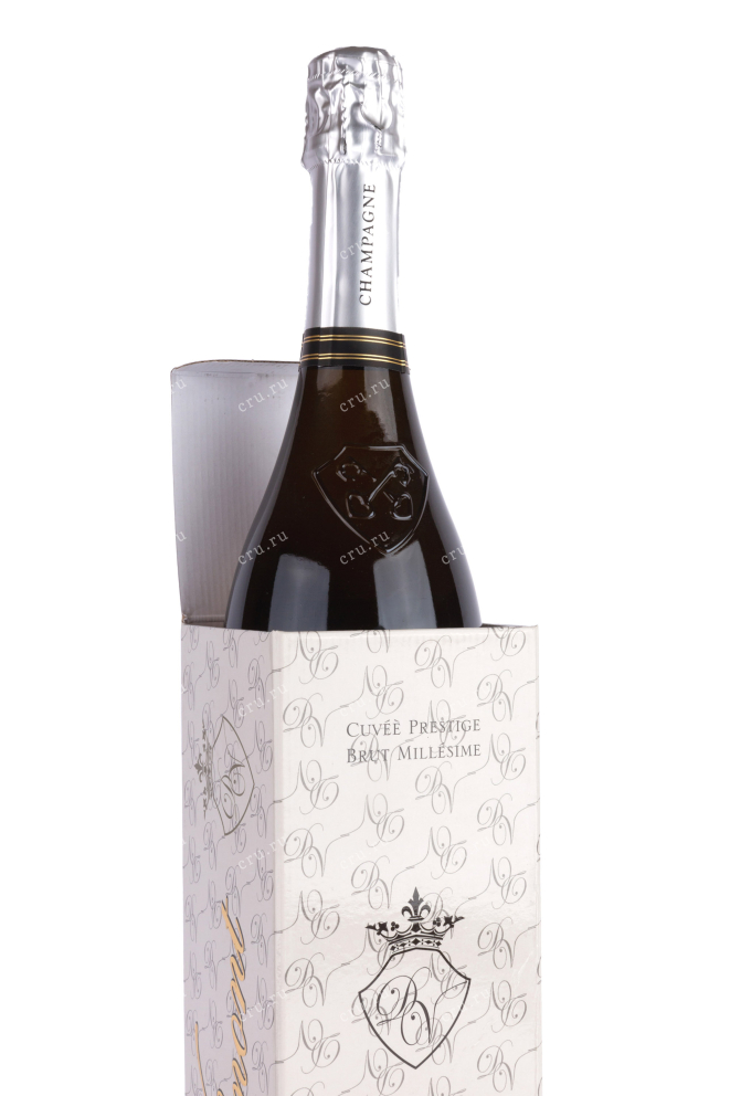 В подарочной коробке Champagne De Vilmont Cuvee Prestige Millesime Brut gift box 2014 0.75 л