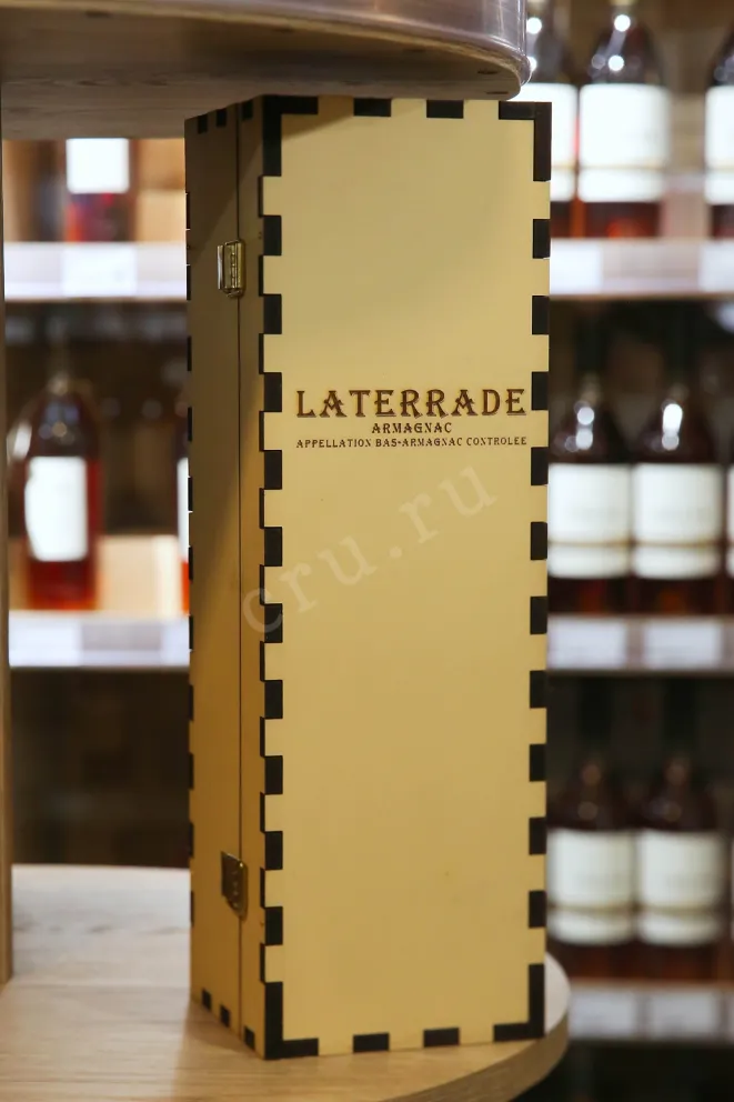 В магазине Крю Профи Laterrade Domaine de Marquet Bas-Armagnac in wooden box 1987 0.7 л