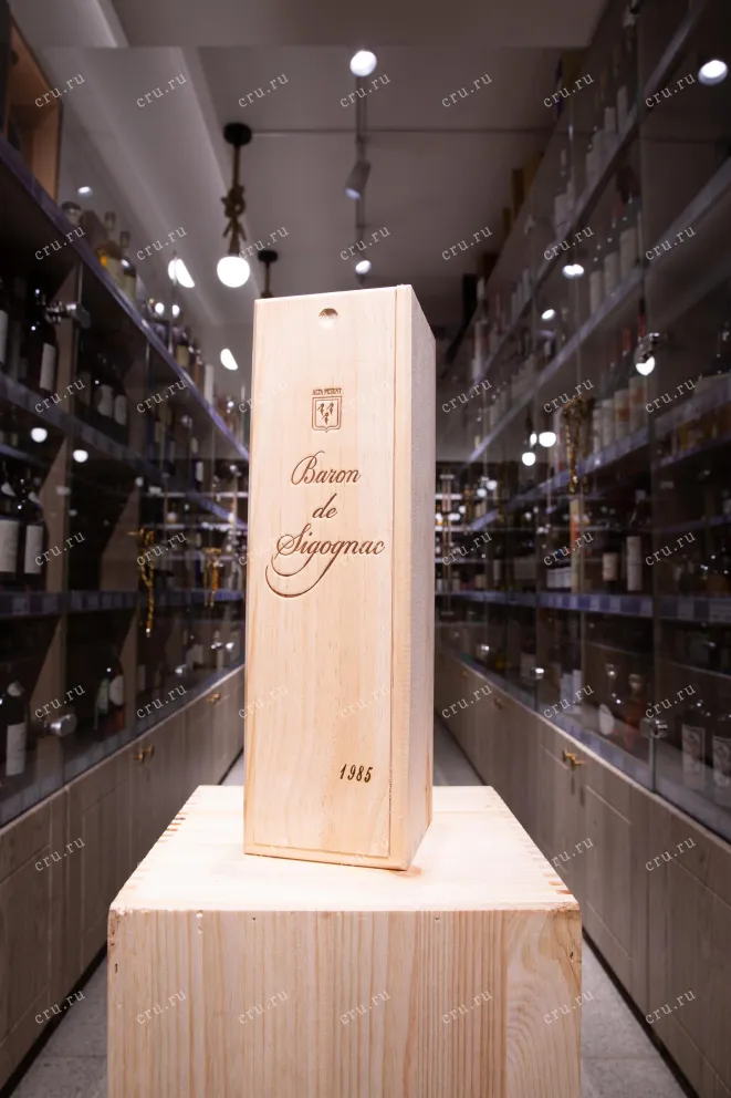 В магазине Крю Профи Baron de Sigognac wooden box 1985 0.7 л