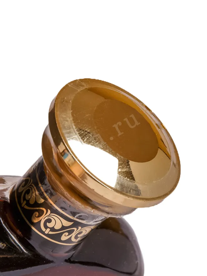 Пробка Ginevan Gold Collection 999.9 12 year in gift box 0.7 л