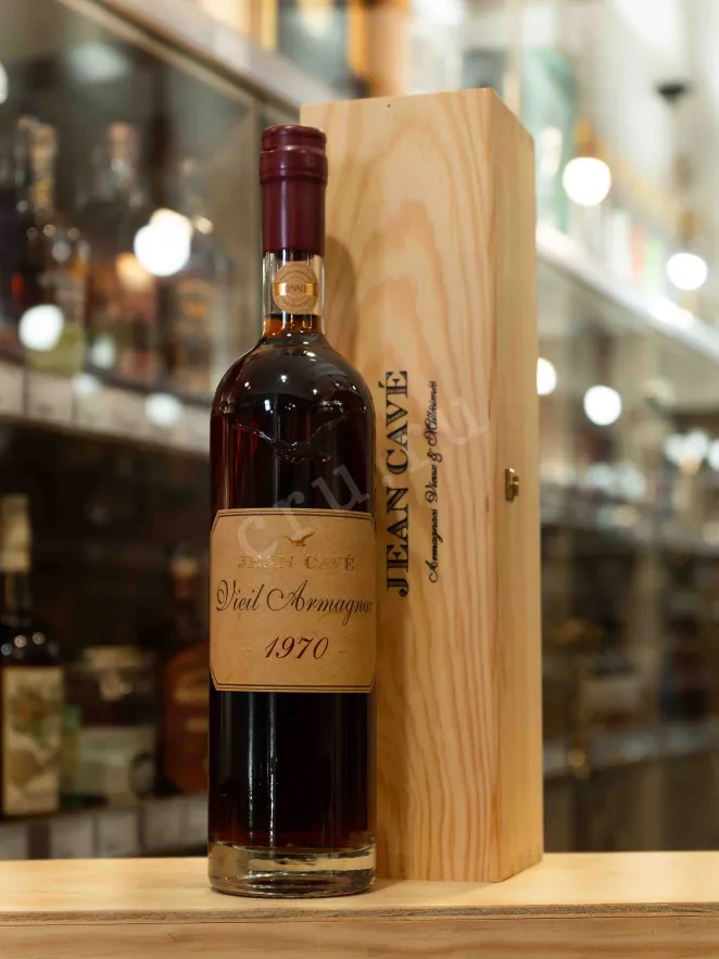 В магазине Крю Профи Jean Cave Vieil in gift box 1970 0.7 л