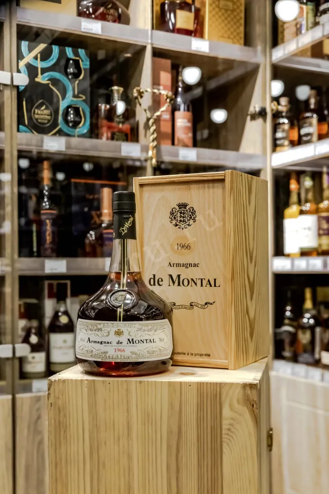 В магазине Крю Профи De  Montal 1966 0.7 л