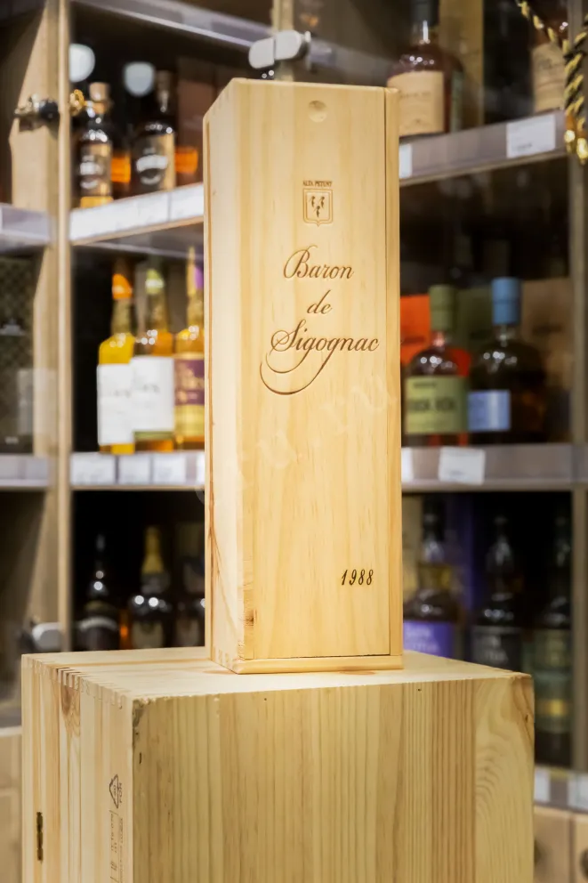 В магазине Крю Профи Baron de Sigognac wooden box 1988 0.7 л
