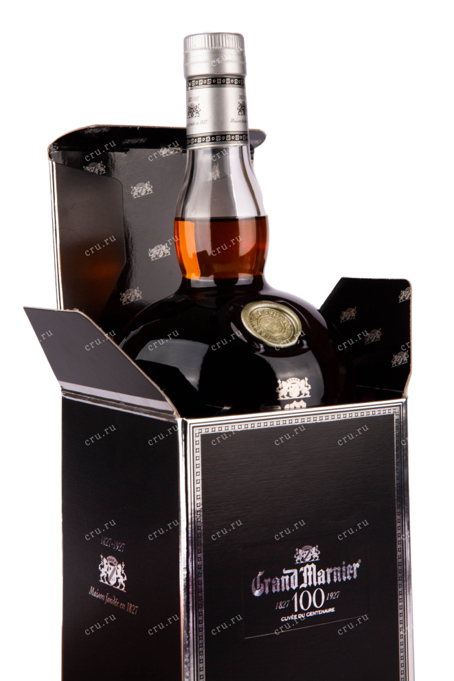 Бутылка в коробке ликера Гран Марнье Кювэ дю Сентенэр в подарочной коробке 0.7 л