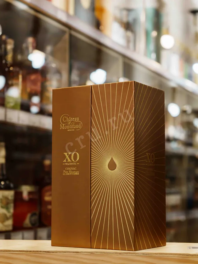 В магазине Крю Профи Chateau Montifaud Petit Champagne XO Majestic gift box 0.7 л