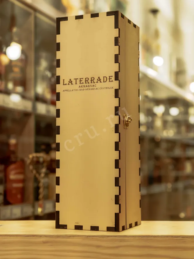 В магазине Крю Профи Laterrade Domaine de Coutchot Bas-Armagnac in wooden box 2016 0.7 л