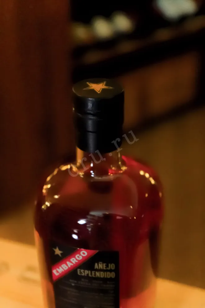 Пробка Embargo Anejo Esplendido gift box 0.7 л
