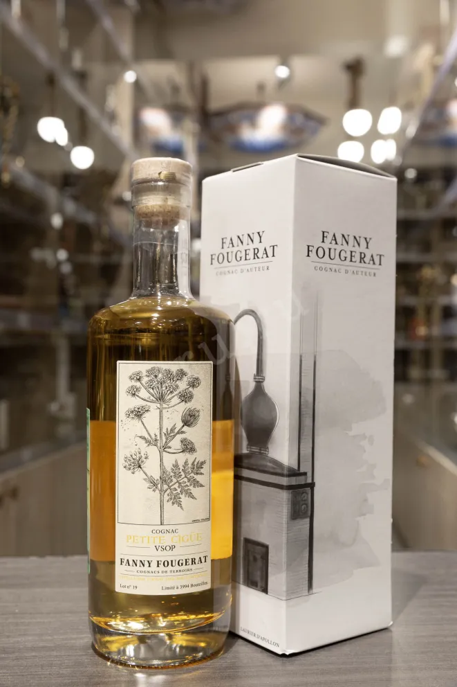 В магазине Крю Профи Fanny Fougerat Petite Cigue VSOP Fins Bois in gift box 0.7 л