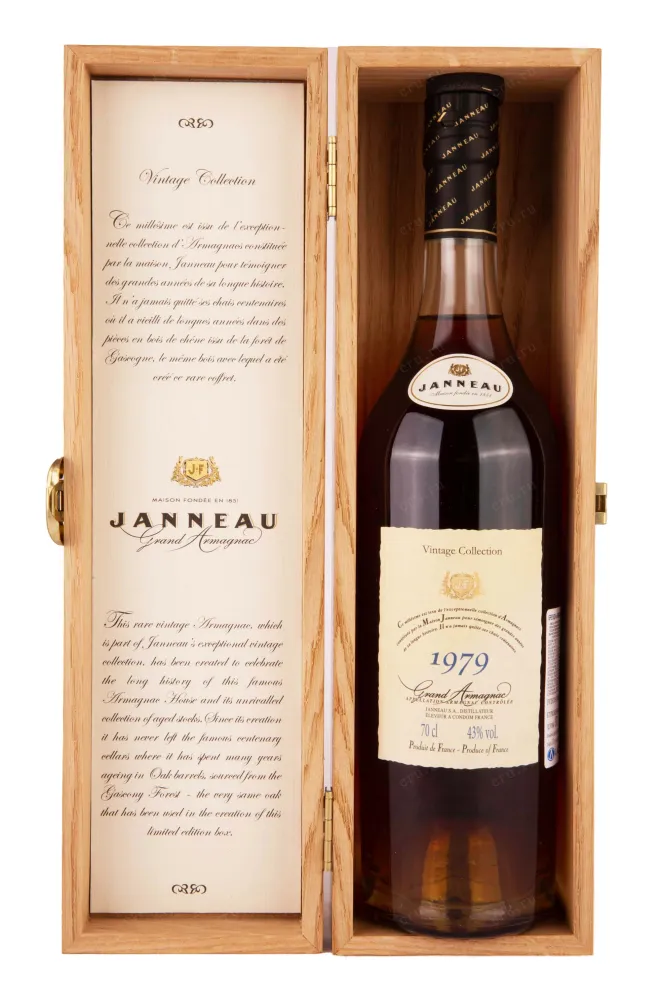 В деревянной коробке Janneau 1979 0.7 л