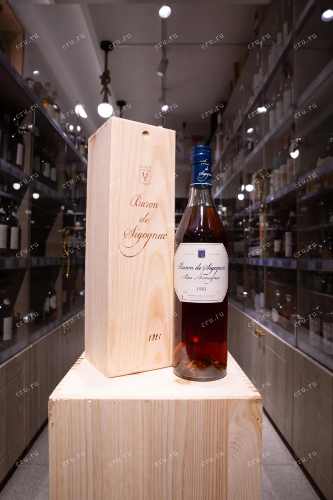 В магазине Крю Профи Baron de Sigognac wooden box 1981 0.7 л