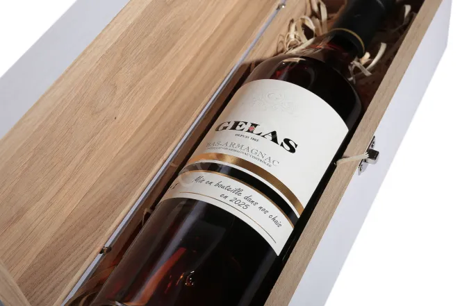 В деревянной коробке Gelas 1971 0.7 л