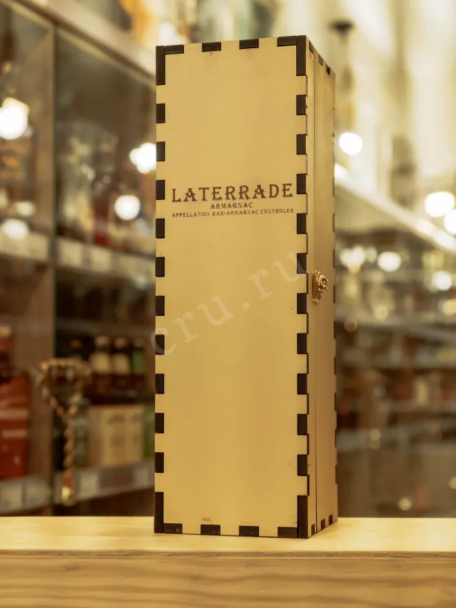 В магазине Крю Профи Laterrade Domaine Jean de Montrejeau in wooden box 1961 0.7 л
