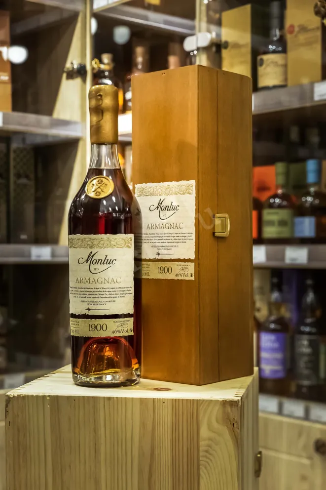 В магазине Крю Профи Monluc in wooden box 1900 0.7 л