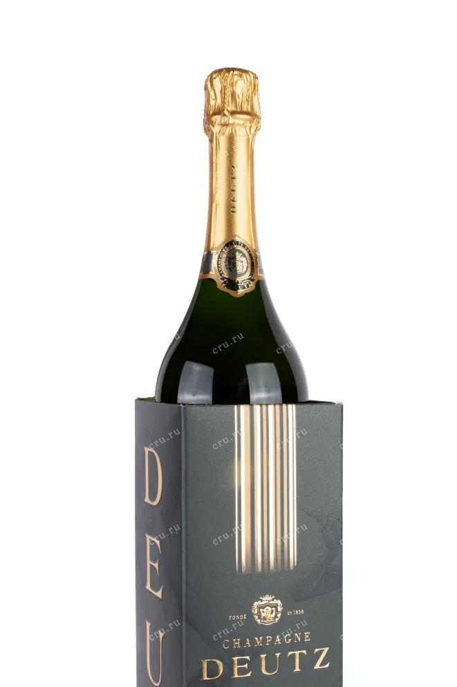 В подарочной коробке Deutz Classic gift box 2020 0.75 л