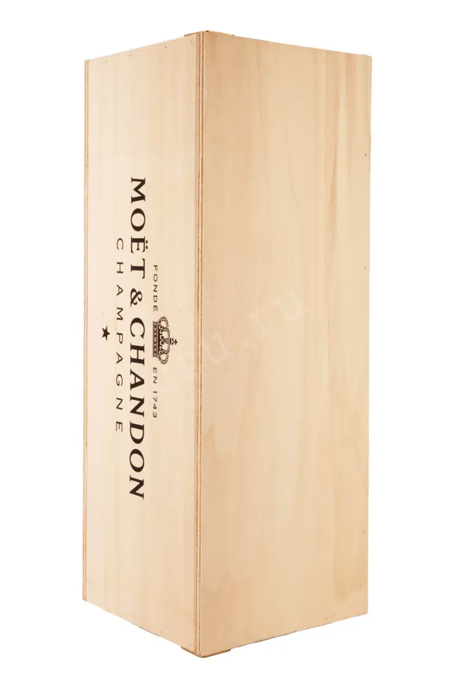 В подарочной коробке Moet & Chandon Imperial in giftbox 2017 6 л