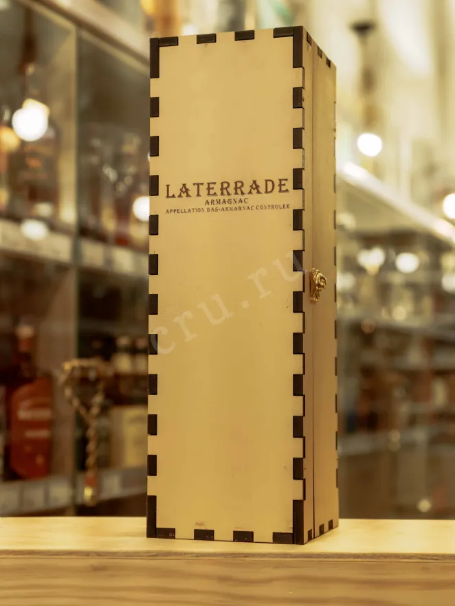 В магазине Крю Профи Laterrade Chateau de La Beroje Bas Armagnac in wooden box 1997 0.7 л