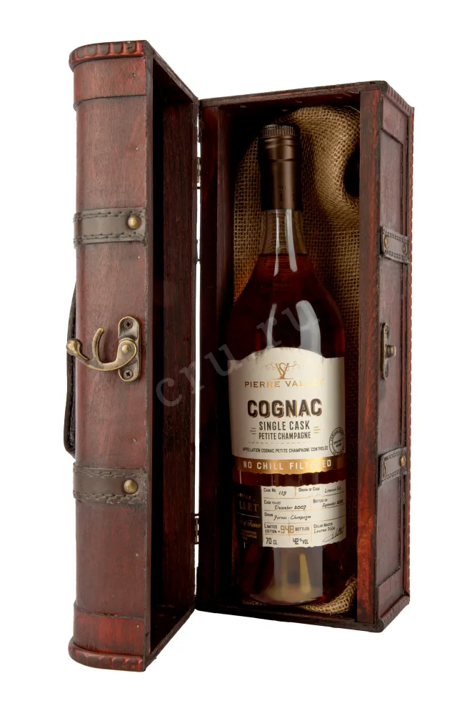 Коньяк Пьер Валле Пти Шампань Сингл Каск 0,7 в подарочном сундуке