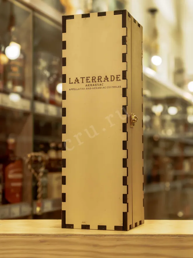 В магазине Крю Профи Laterrade Domaine du Priou Bas Armagnac in wooden box 1991 0.7 л