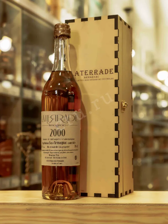 В магазине Крю Профи Laterrade Domaine de Laheouguere Bas-Armagnac in wooden box 2000 0.7 л