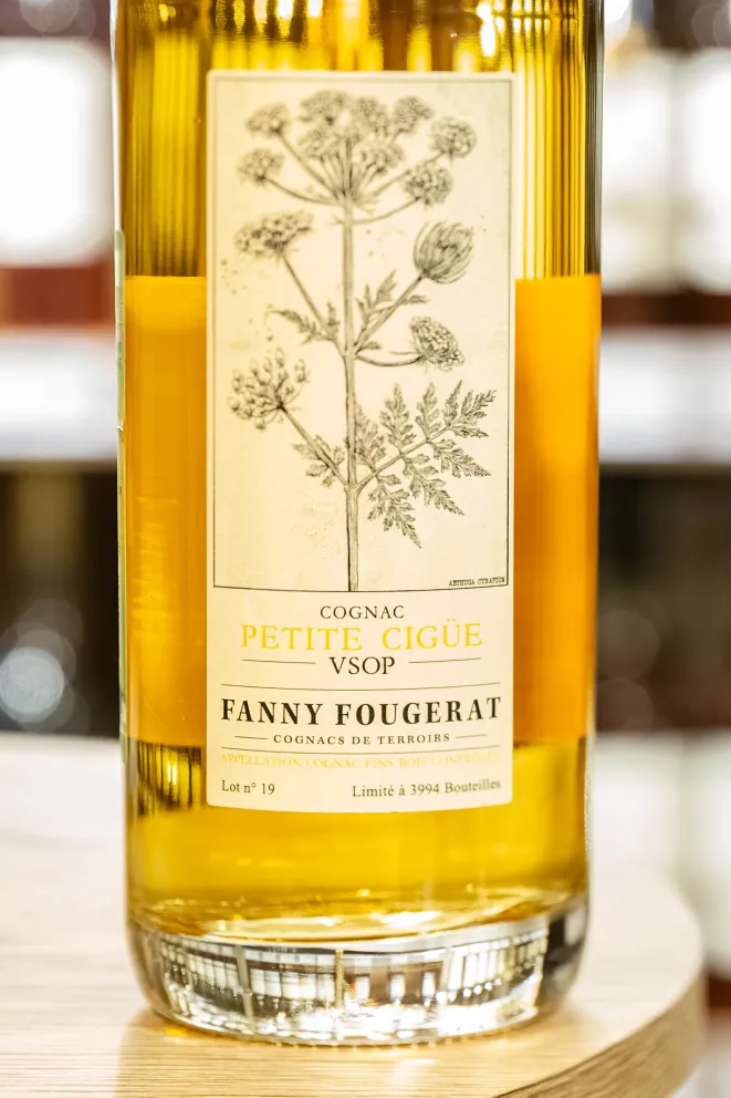 В магазине Крю Профи Fanny Fougerat Petite Cigue VSOP Fins Bois in gift box 0.7 л