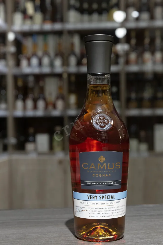 В магазине Крю Профи Camus VS Intensely Aromatic in gift box 0.7 л