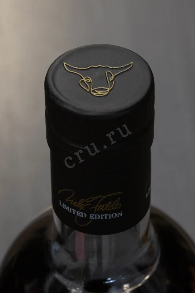 Пробка Black Bull Blended 18 years old with gift box 0.7 л