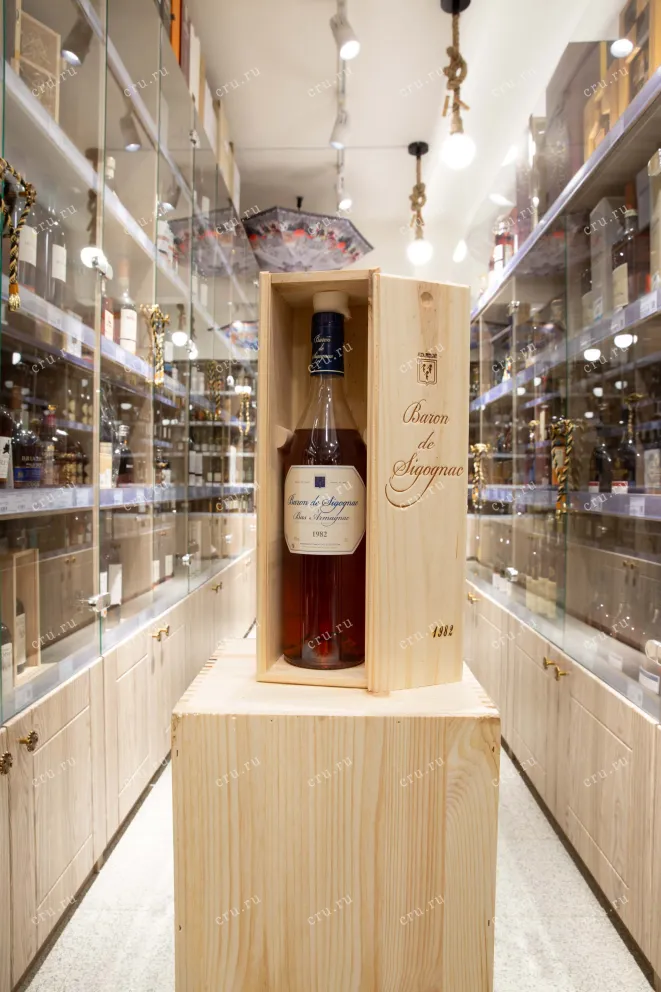 В магазине Крю Профи Baron de Sigognac wooden box 1982 0.7 л