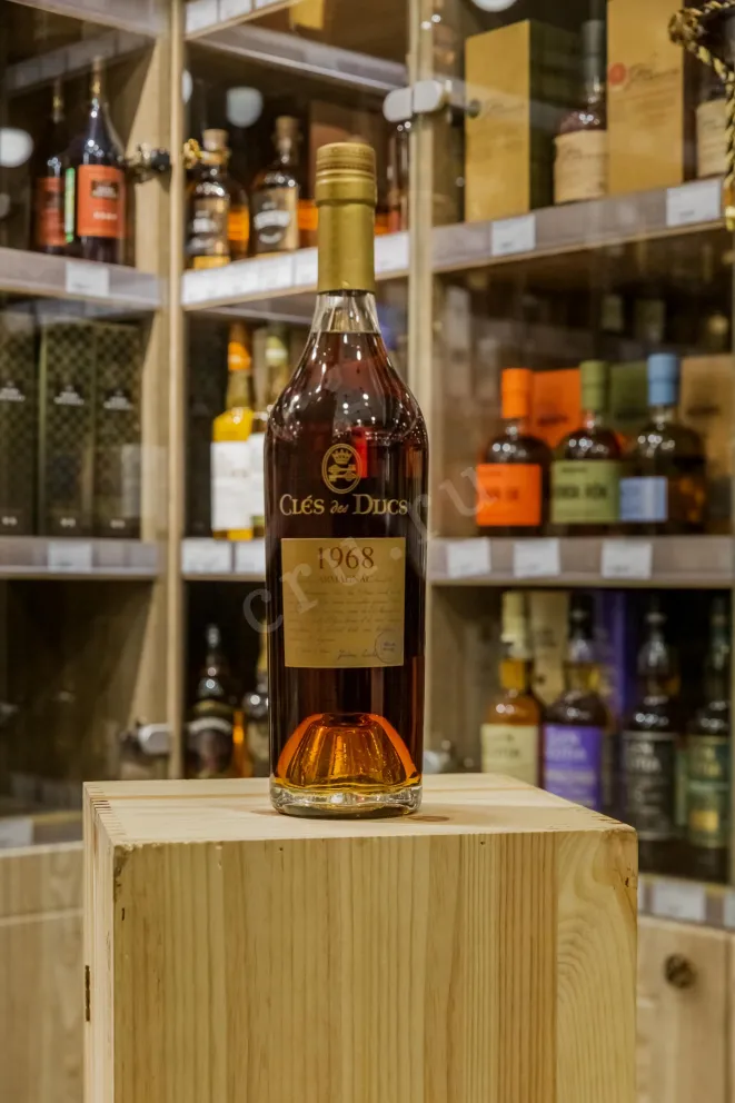 В магазине Крю Профи Cles des Ducs 1968 0.7 л
