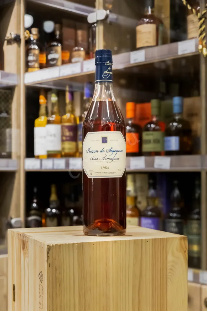 В магазине Крю Профи Baron de Sigognac wooden box 1984 0.7 л