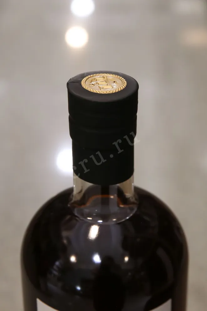 Пробка Omar Cask Strength Single Malt Orange Brandy Barrel Finished in gift box 0.7 л