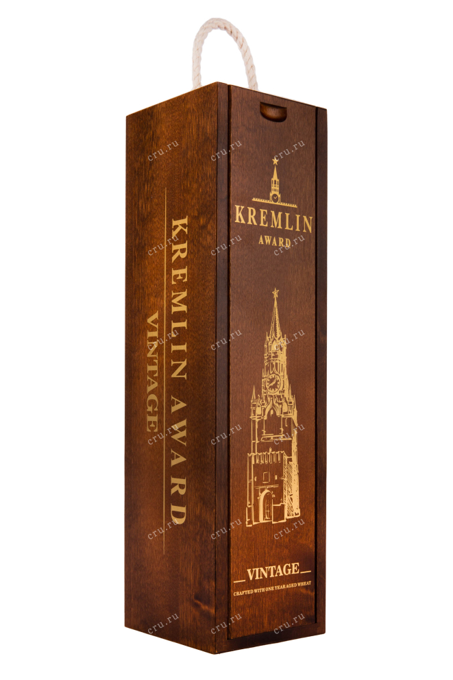 Подарочная упаковка водки Kremlin Award Vintage in wooden box 0.7