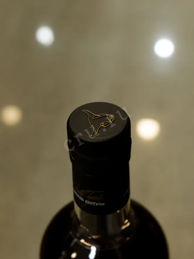 Пробка Black Bull Blended 30 years old with gift box 0.7 л